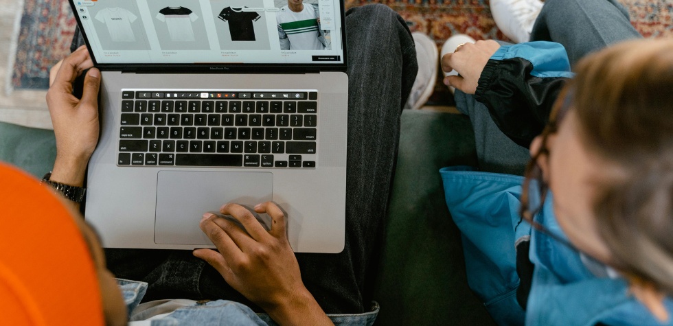 Marketplace vs Standalone e commerce platform: What Works Best for Retailers?